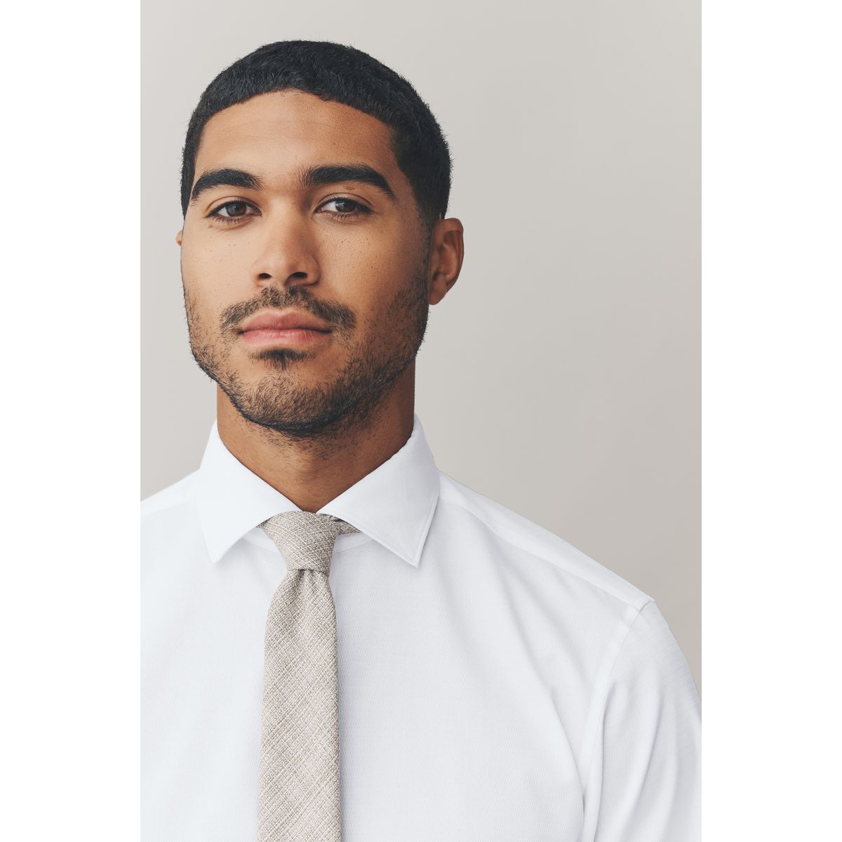 Chemise et cravate pour grandes occasions avec/texture neutre avec pince à cravate, NEXT