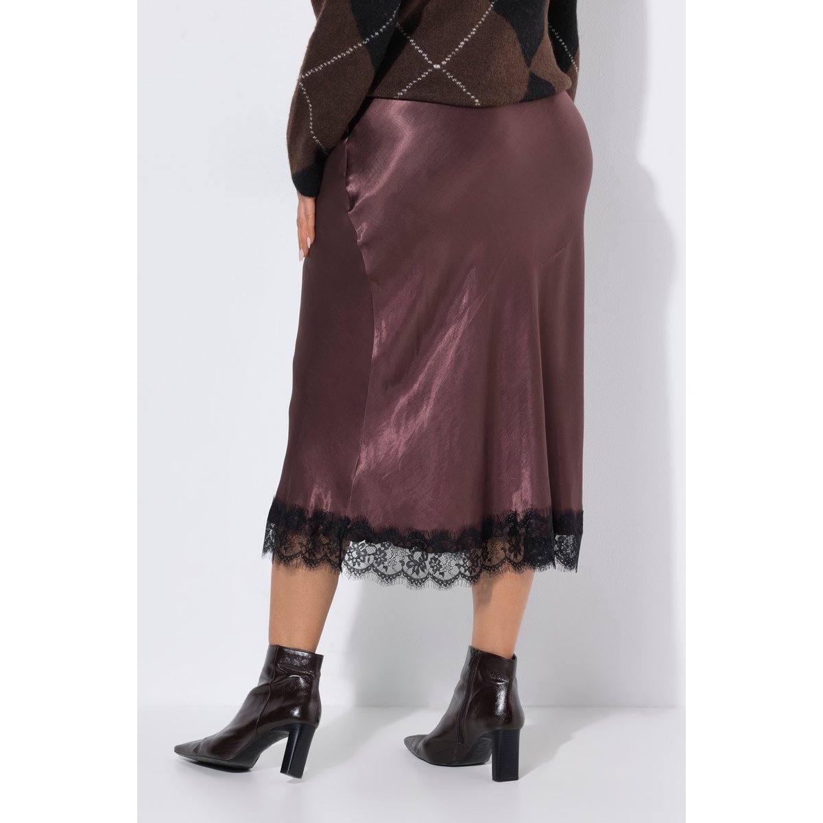 Jupe en satin longue, bordure en dentelle marron foncé, ULLA POPKEN