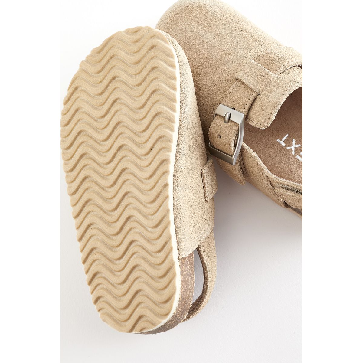 Sabots en daim talon plat coupe classique marron/naturel, NEXT