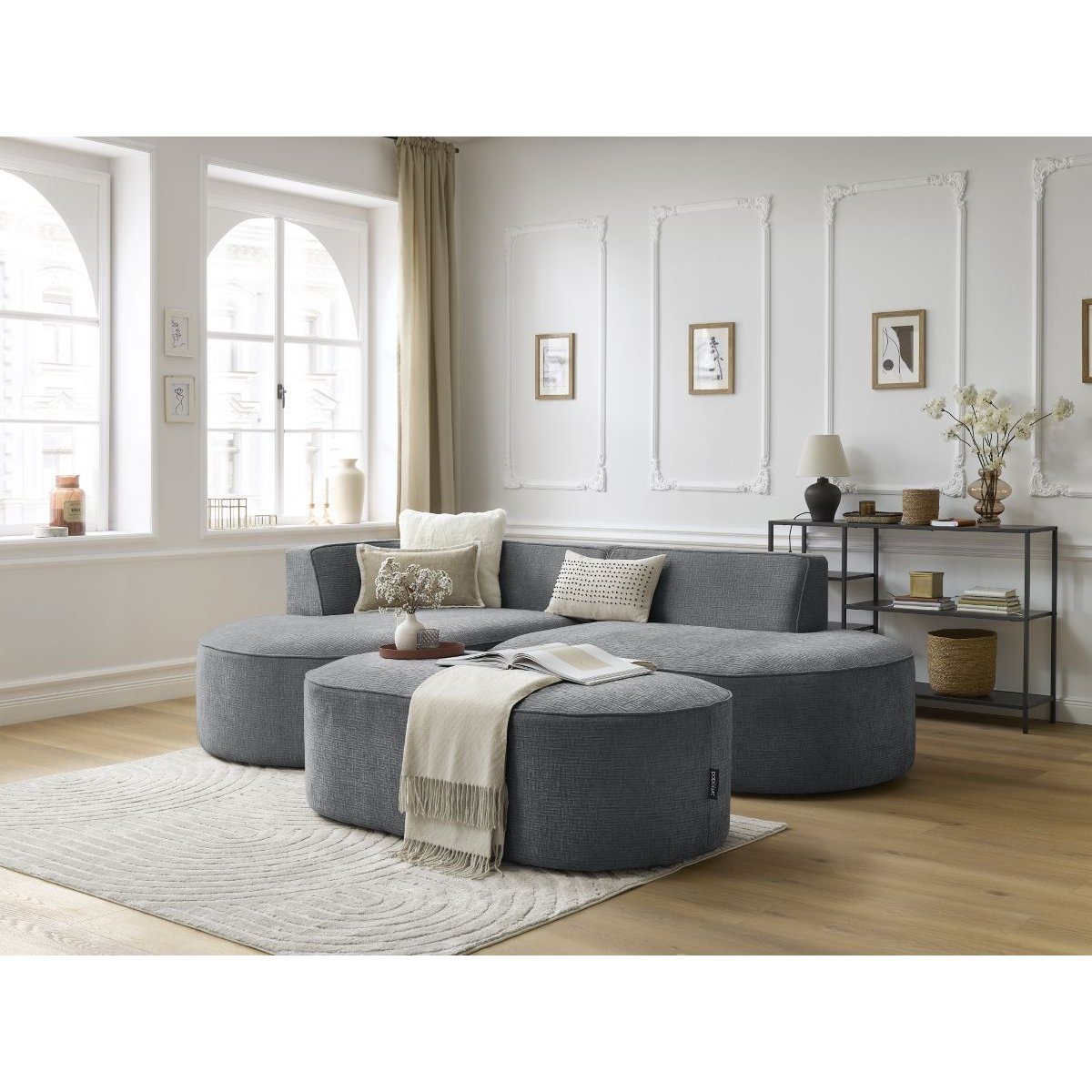 Canapé d'angle fixe 5 places en tissu texturé avec pouf, ROUSSEAU gris foncé, BOBOCHIC