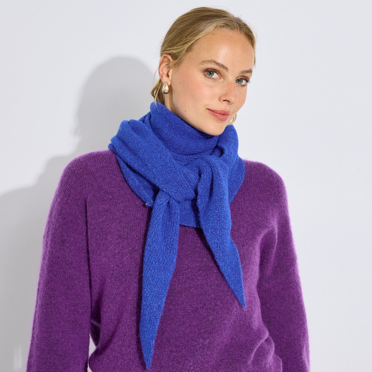 Écharpe triangle en maille bleu, GRAIN DE MALICE