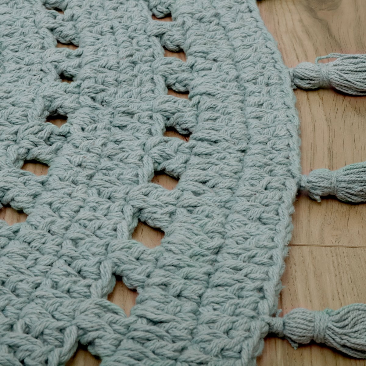 Tapis enfant rond crochet avec pompons NILA vert d'eau, NATTIOT