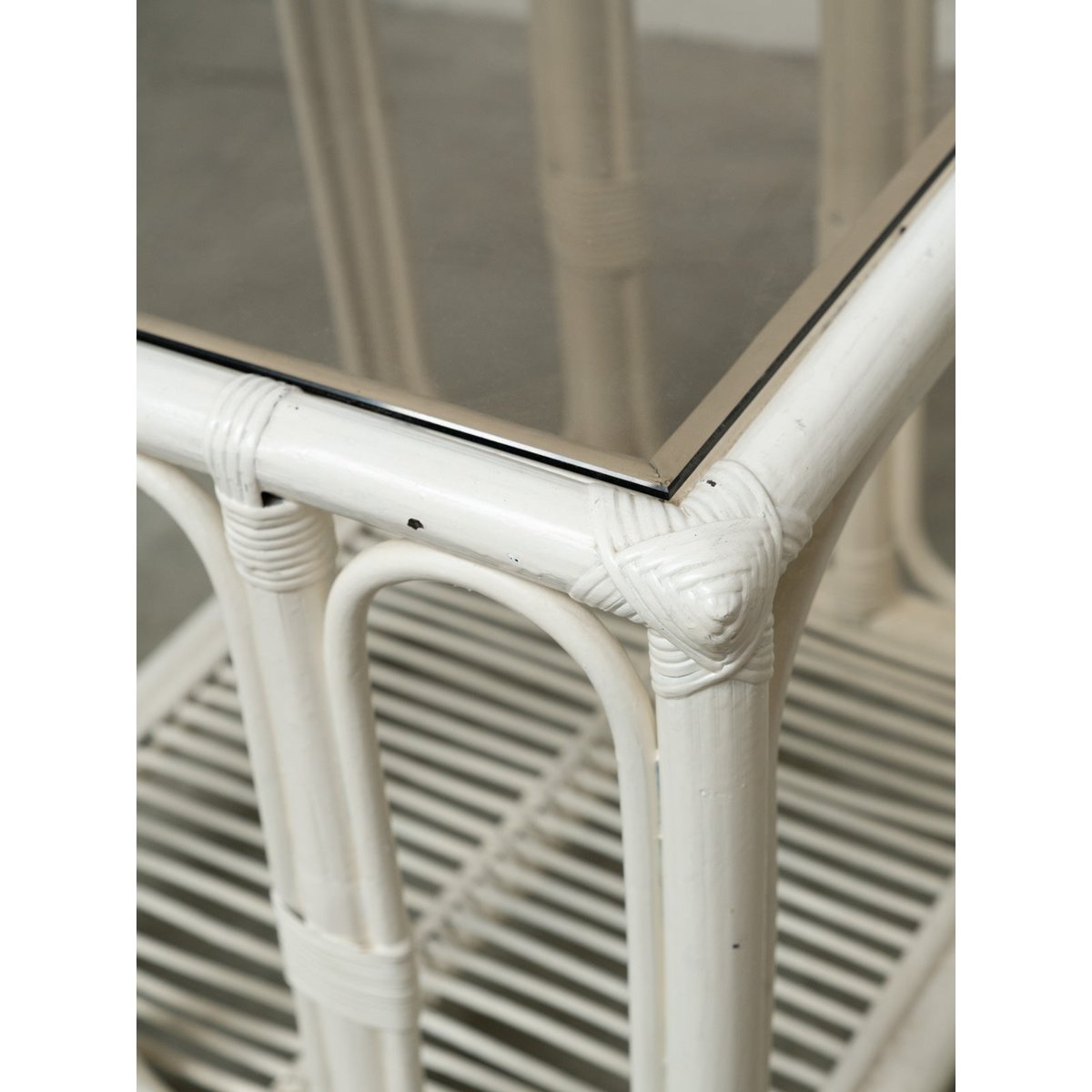 Table d'appoint en verre et rotin blanc Francine N°1683 - Bon état blanc, DEBONGOUT