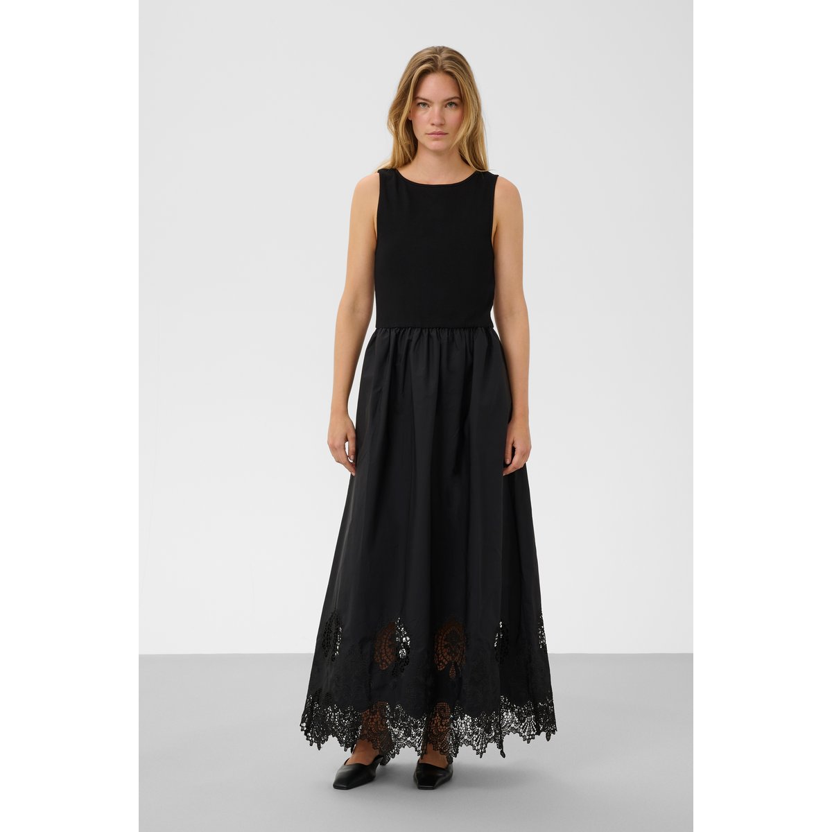 Robe noir, SOAKED IN LUXURY