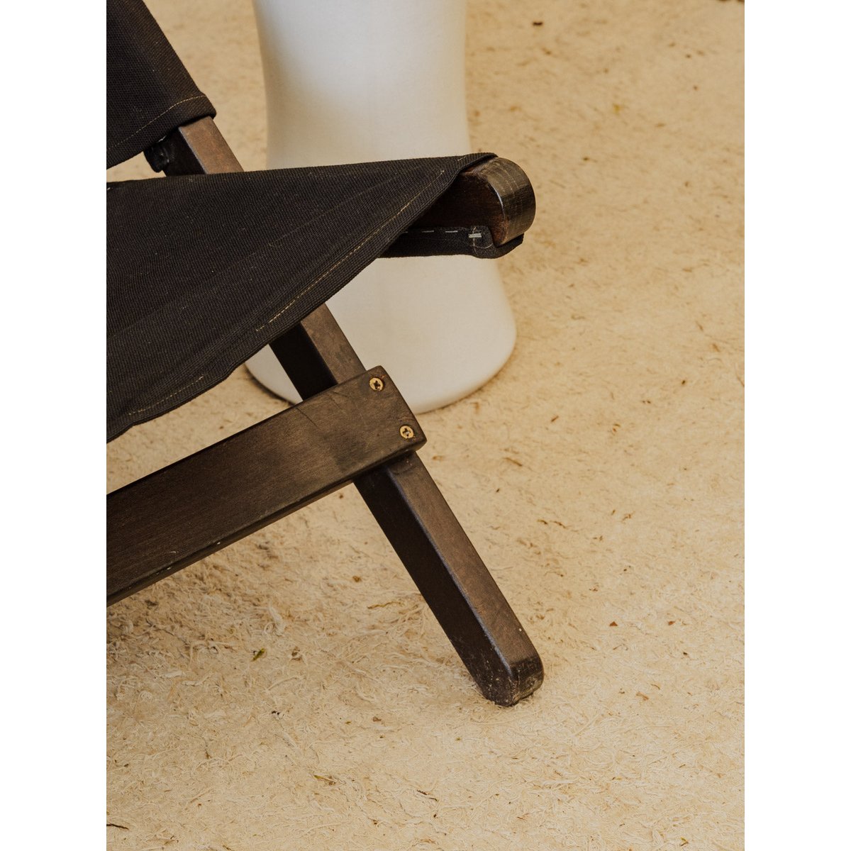 Chaise transat en bois et tissu noir Alma N°2121 - Bon état noir, DEBONGOUT