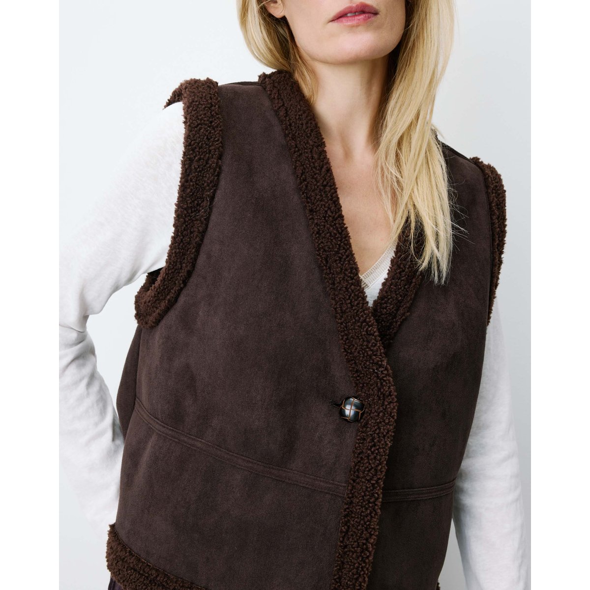 Veste sans manches en fausse shearling col V coffee Anya chocolat, GRACE & MILA