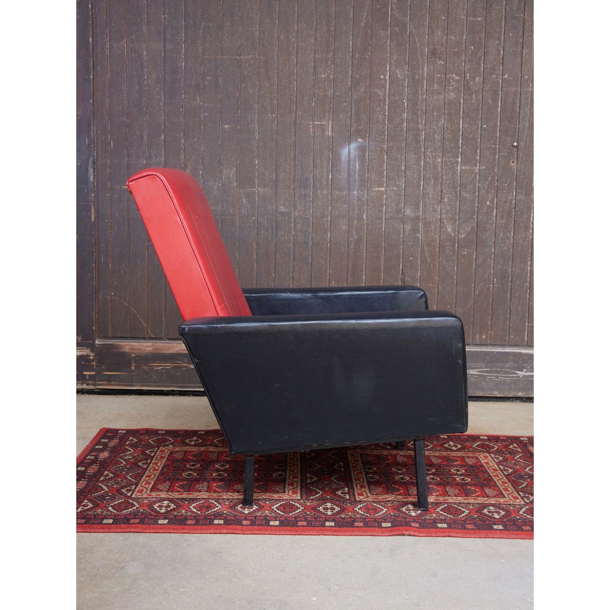 Fauteuil vintage en skai bicolore Jakob N°1285 - Bon état rouge, DEBONGOUT