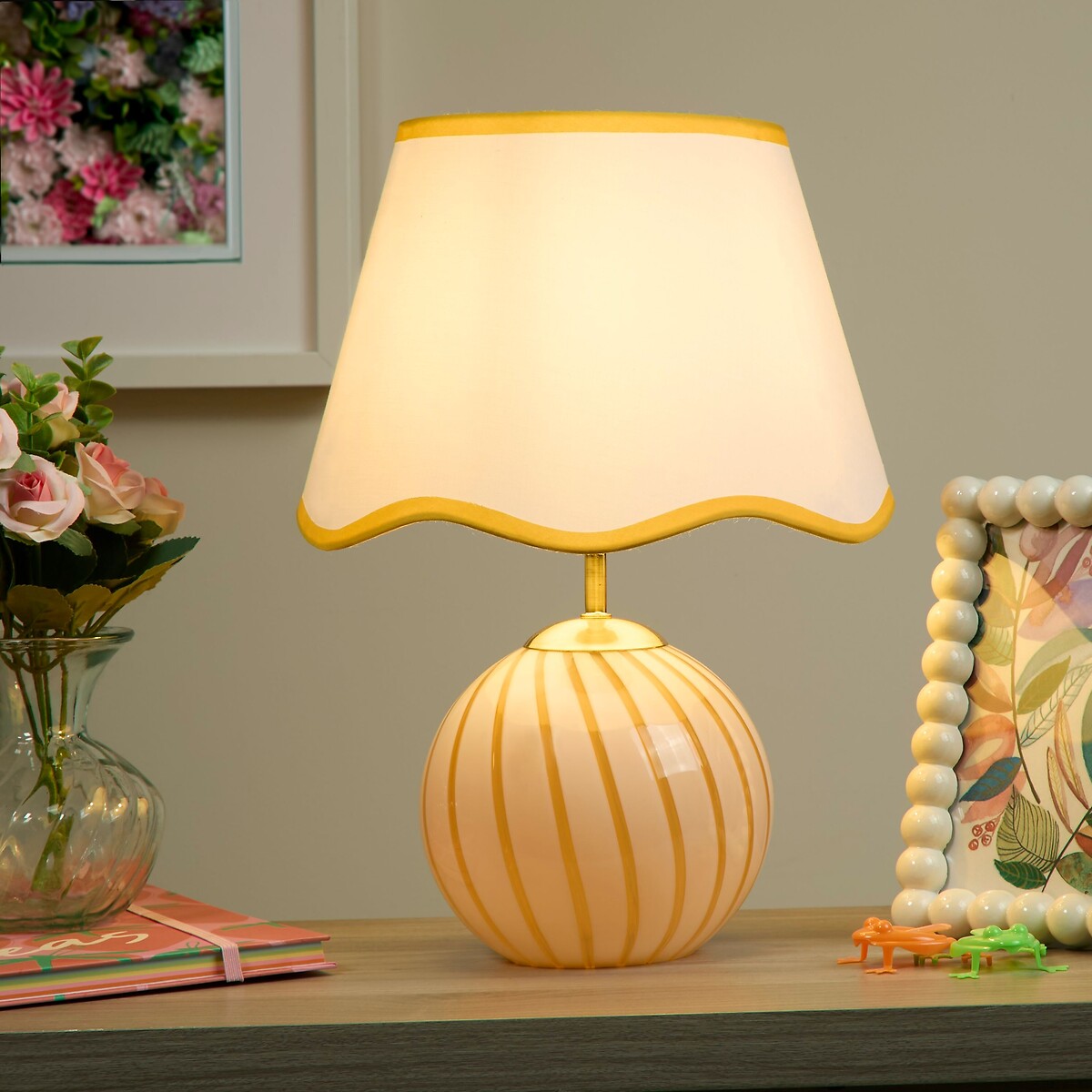 Bari Swirl Glass Table Lamp with Scalloped Shade brass, SO'HOME