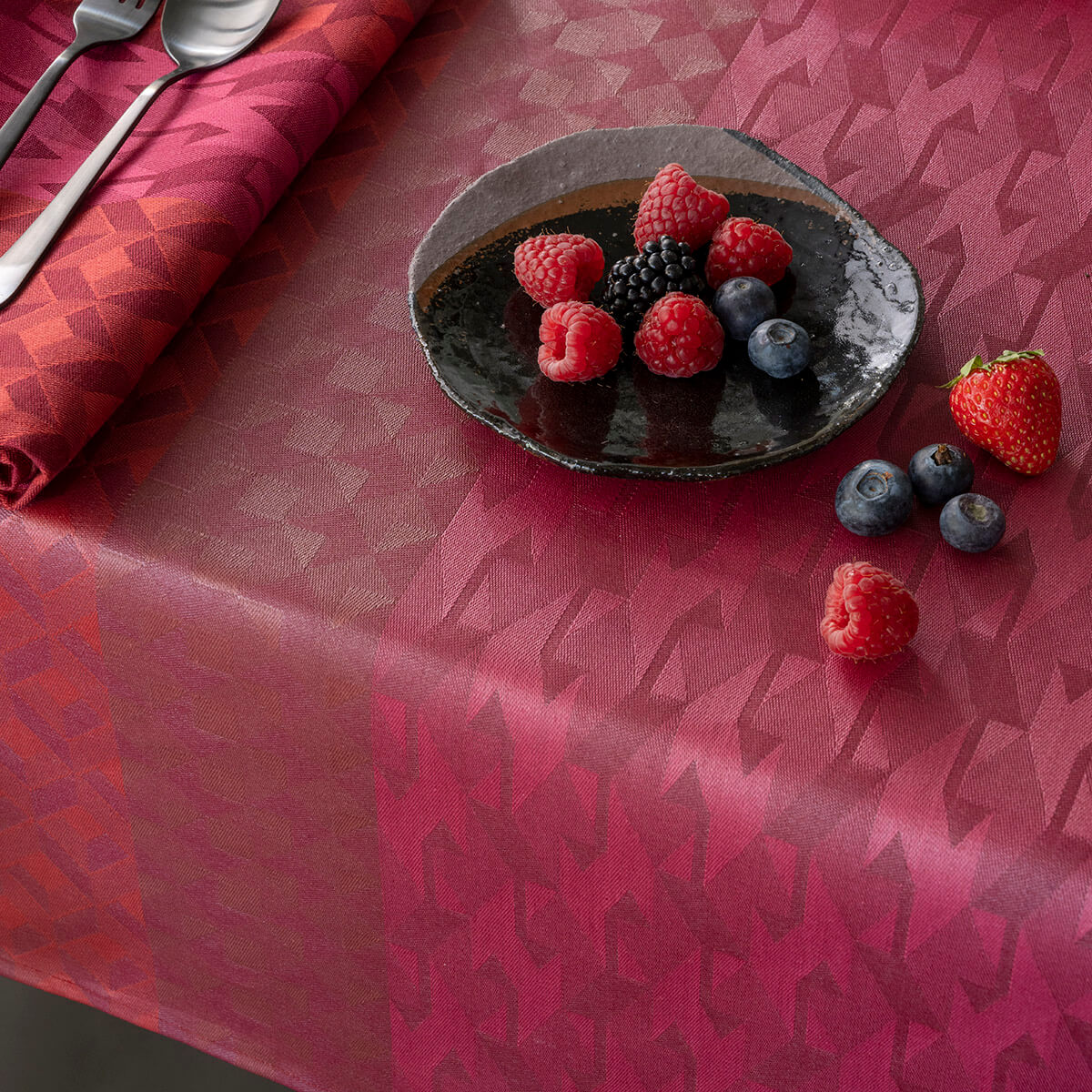 Nappe enduite en Coton, CARACTÈRE ENDUIT carmin, LE JACQUARD FRANCAIS