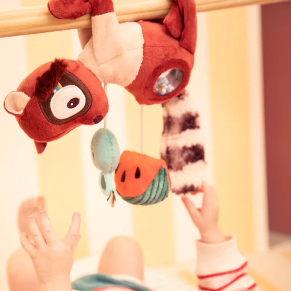 Peluche lémurien Elvis à suspendre rouge, LILLIPUTIENS