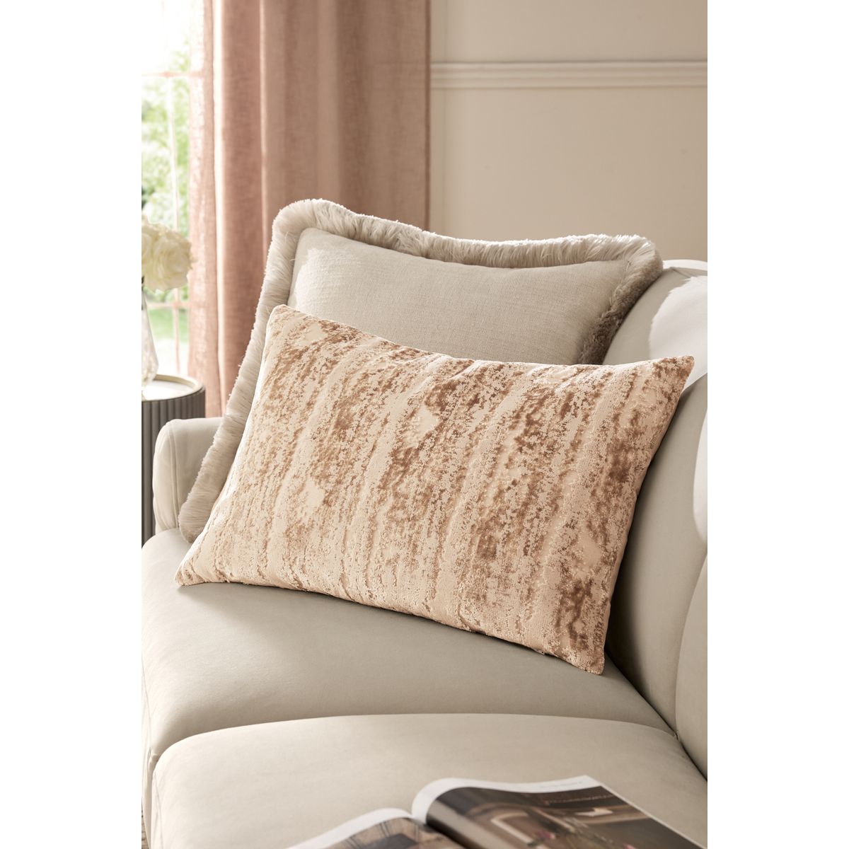 Coussin abstrait en velours collection luxe naturel moyen, NEXT