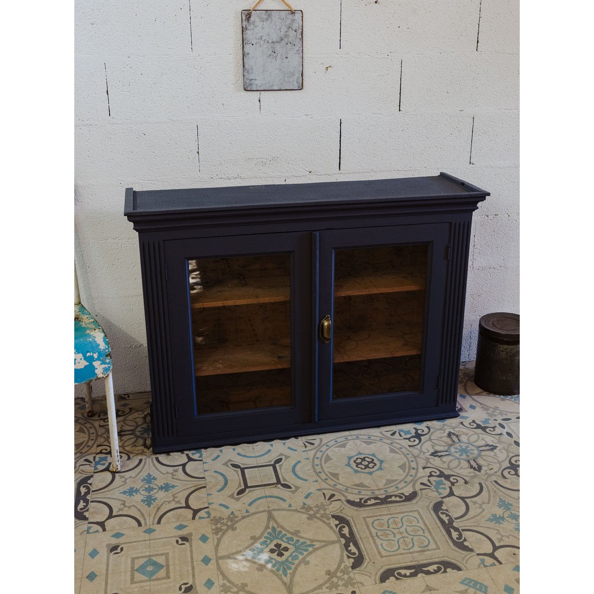Vitrine en bois bleu foncé Victoria N°230 - Bon état bleu foncé, DEBONGOUT
