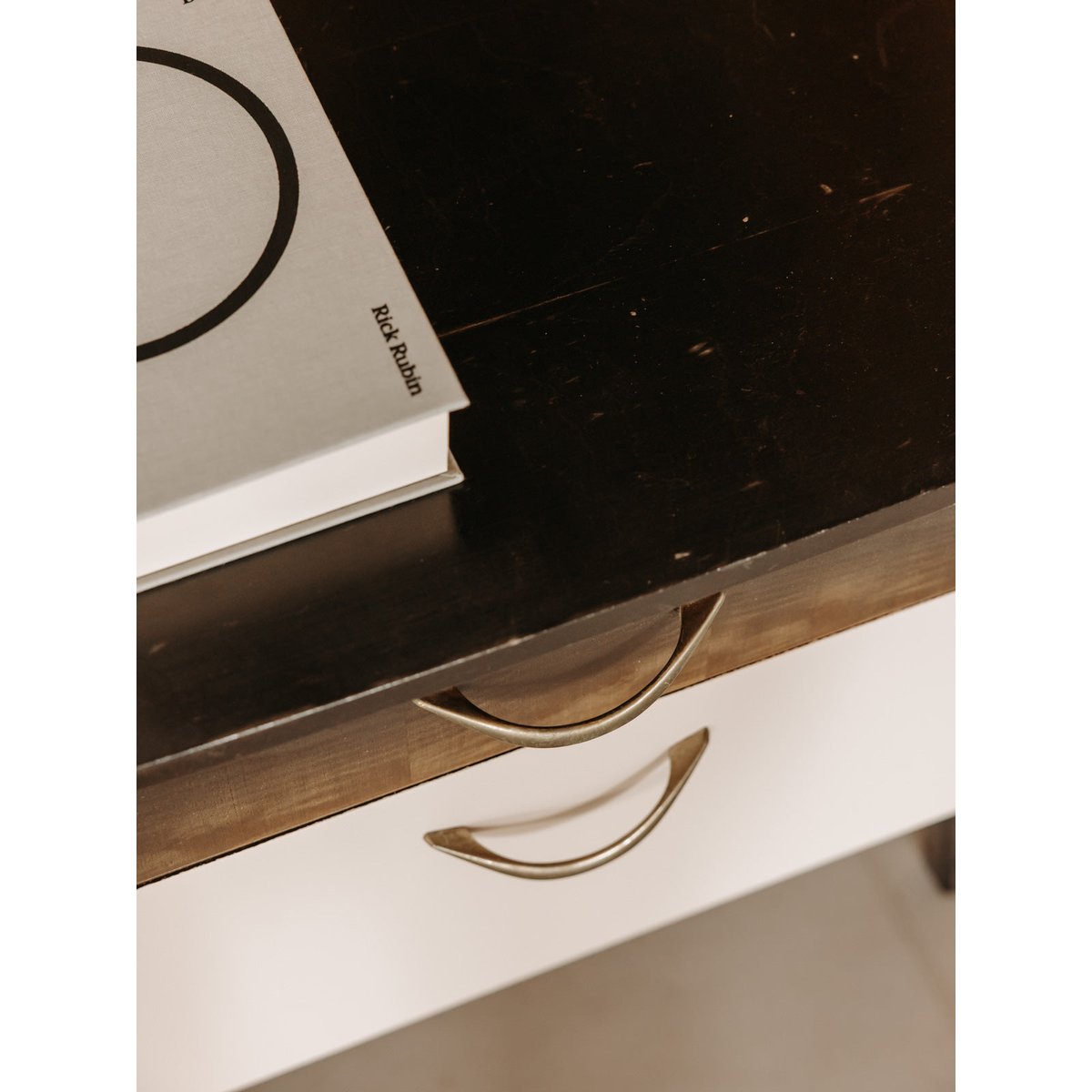 Paire de tables de chevet aux multiples rangements Maïa N°1594 - Bon état bois foncé, DEBONGOUT