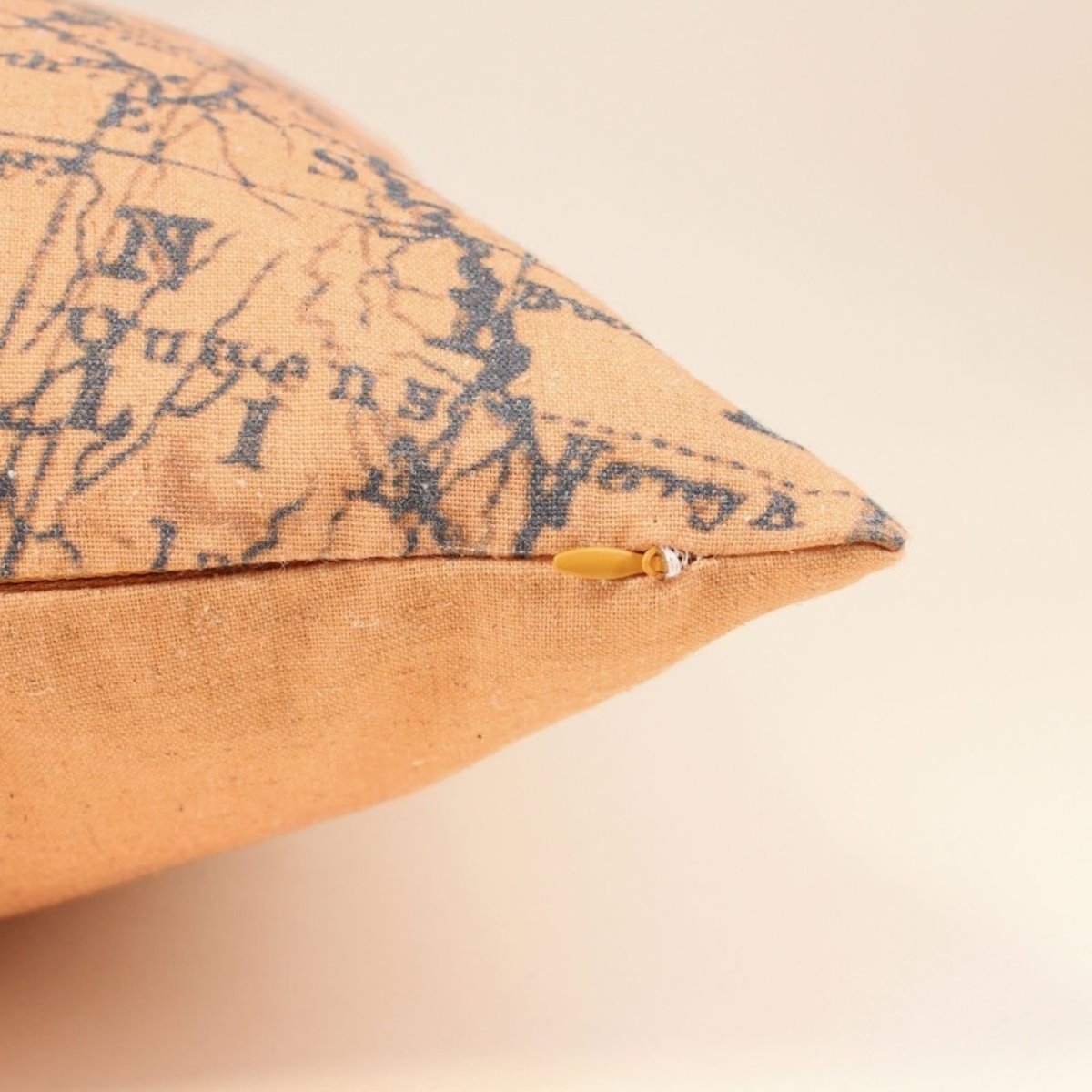 Coussin carte du monde 45cm beige, ORNAMI