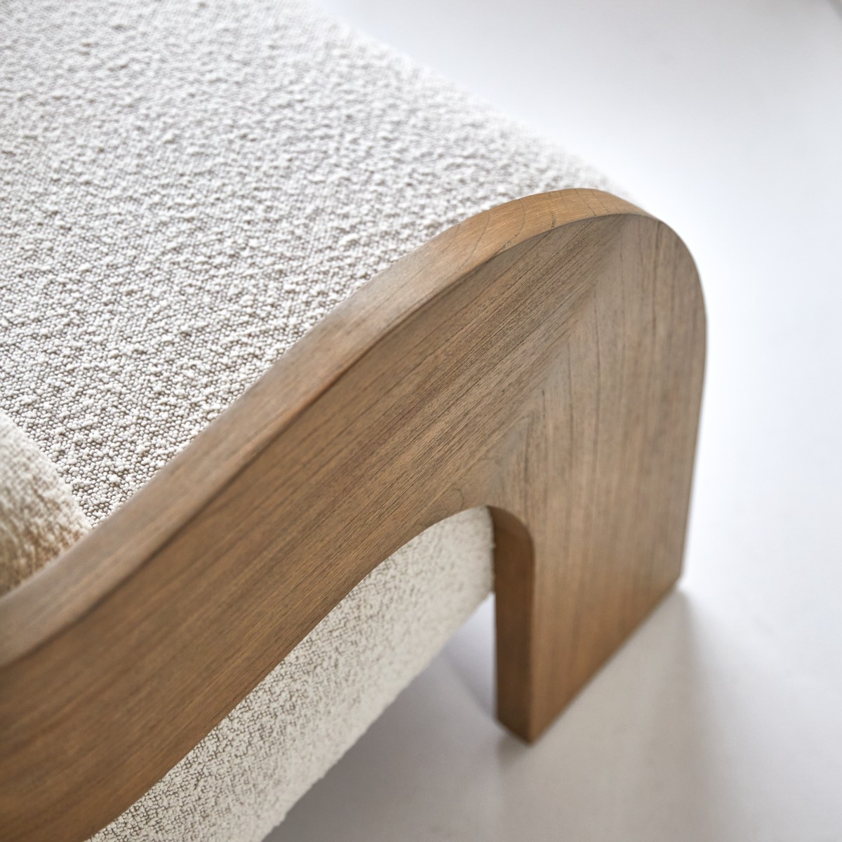 Fauteuil en Mindi clair massif, BOTI beige, TIKAMOON