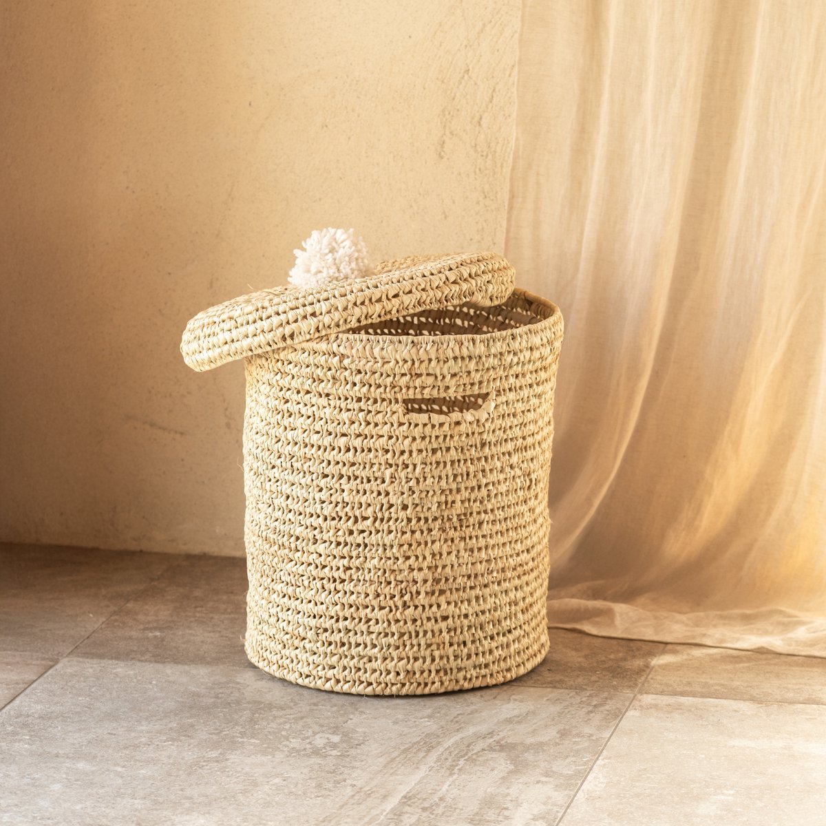 Panière a linge ajourée couvercle pompon - LOJI blanc, HOME MAISON