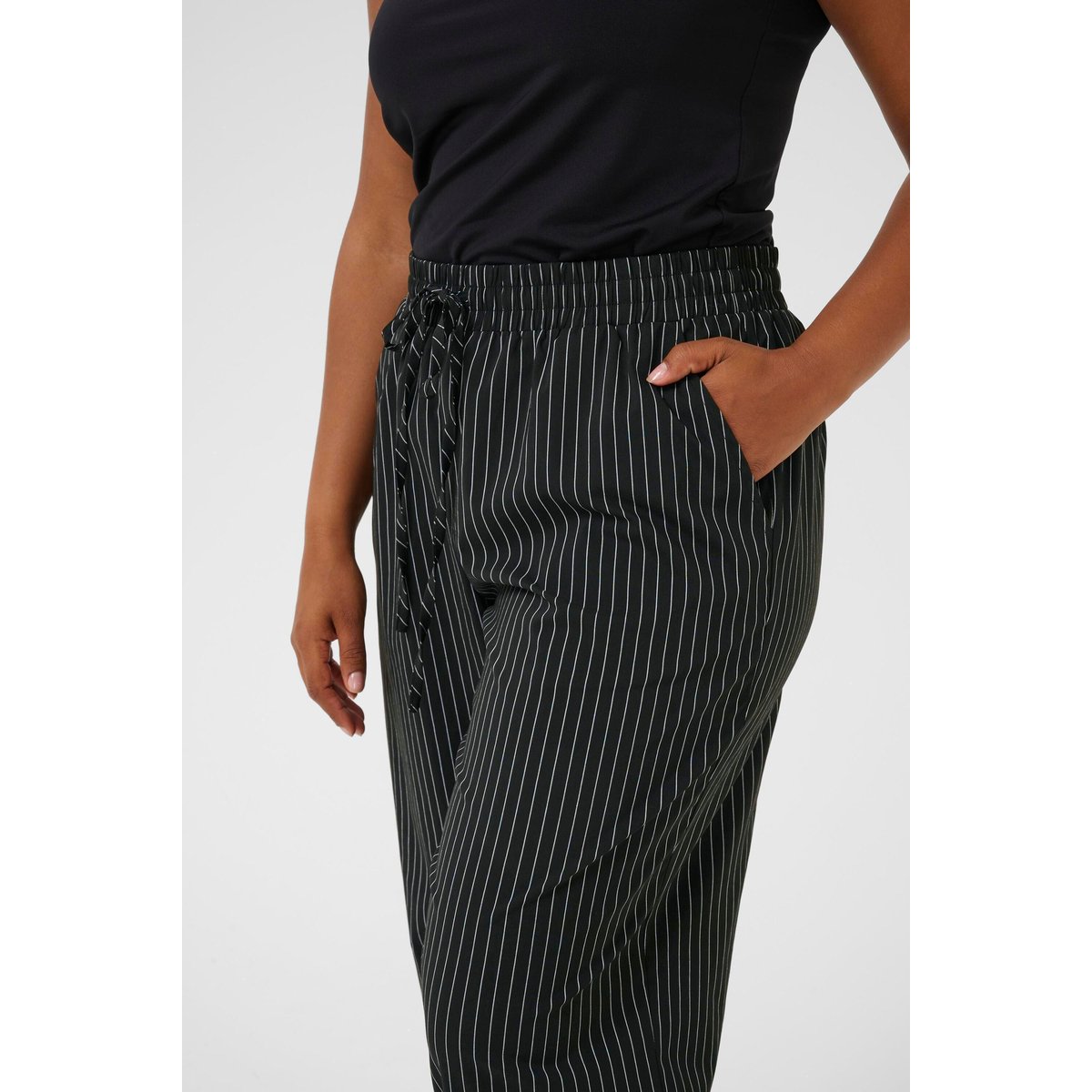 Pantalon casual noir/blanc black/chalk pinstripe, KAFFE CURVE