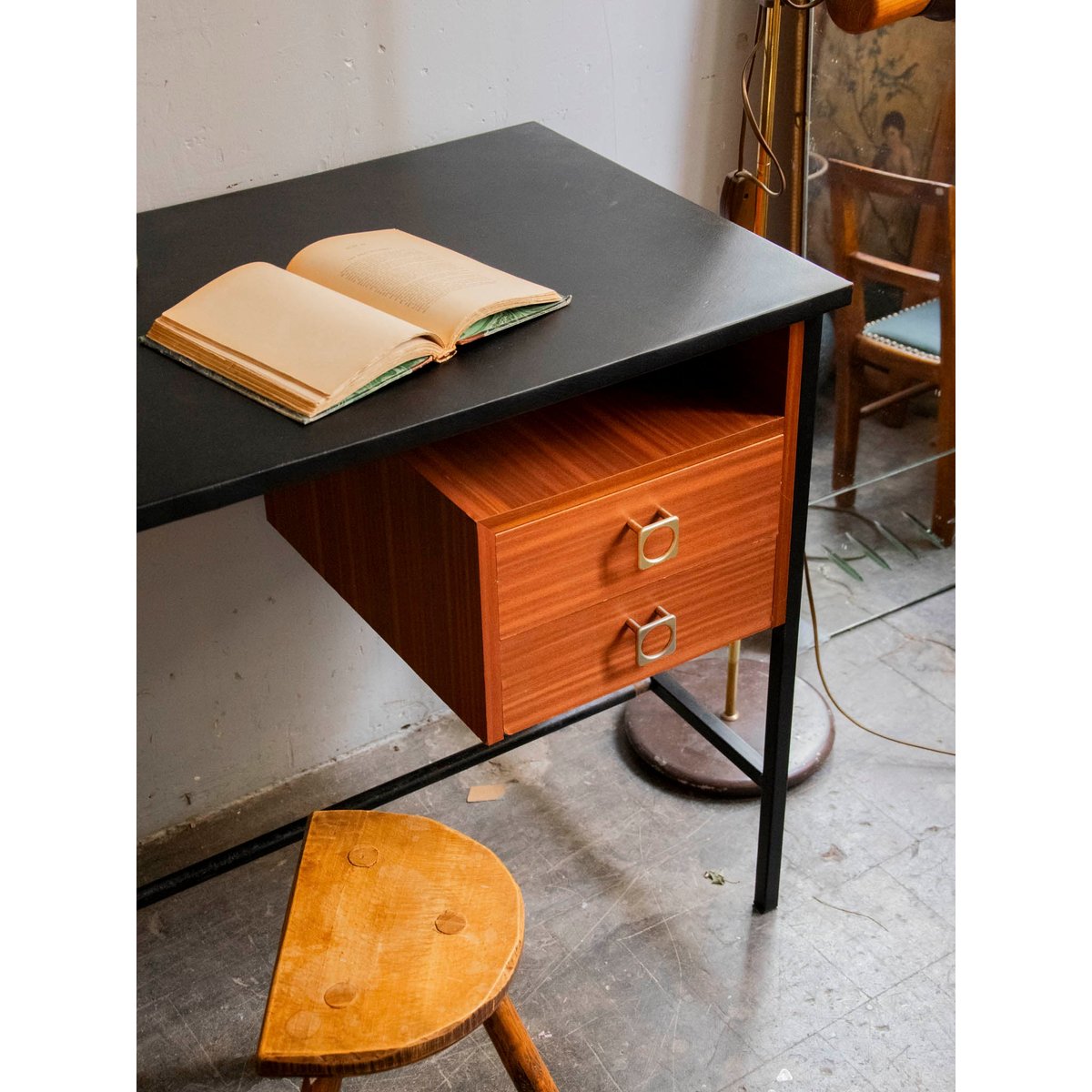 Bureau scandinave au plateau en simili cuir Yvan N°557 - Bon état bois foncé, DEBONGOUT