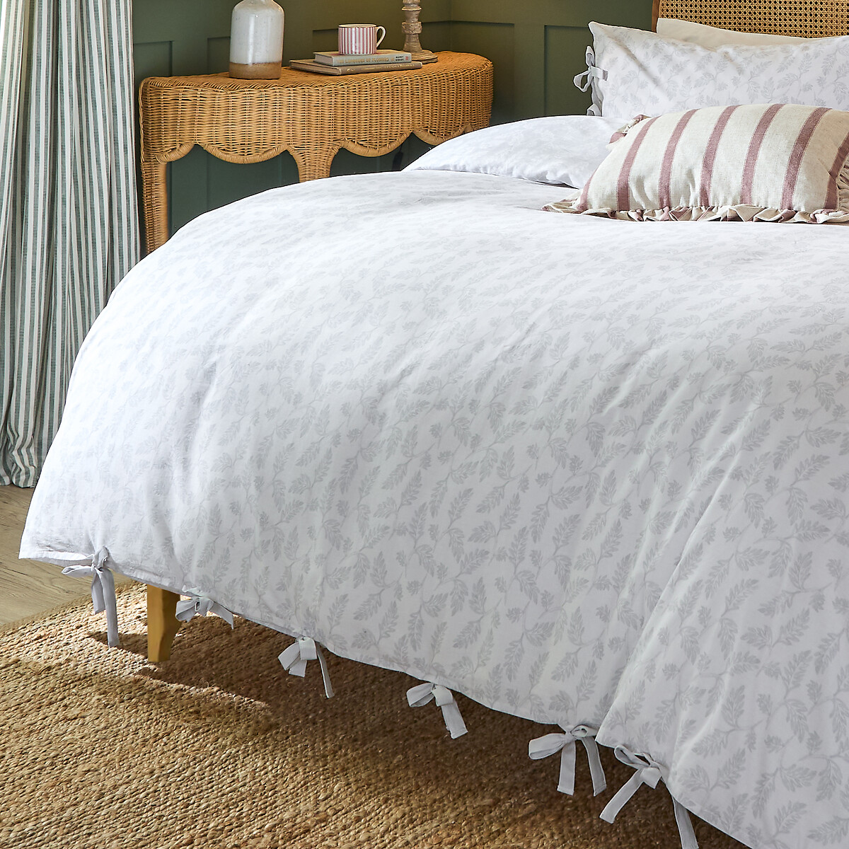 Nature Chloe Printed Reversible Duvet Cover and Pillowcase Set white, WYLDER
