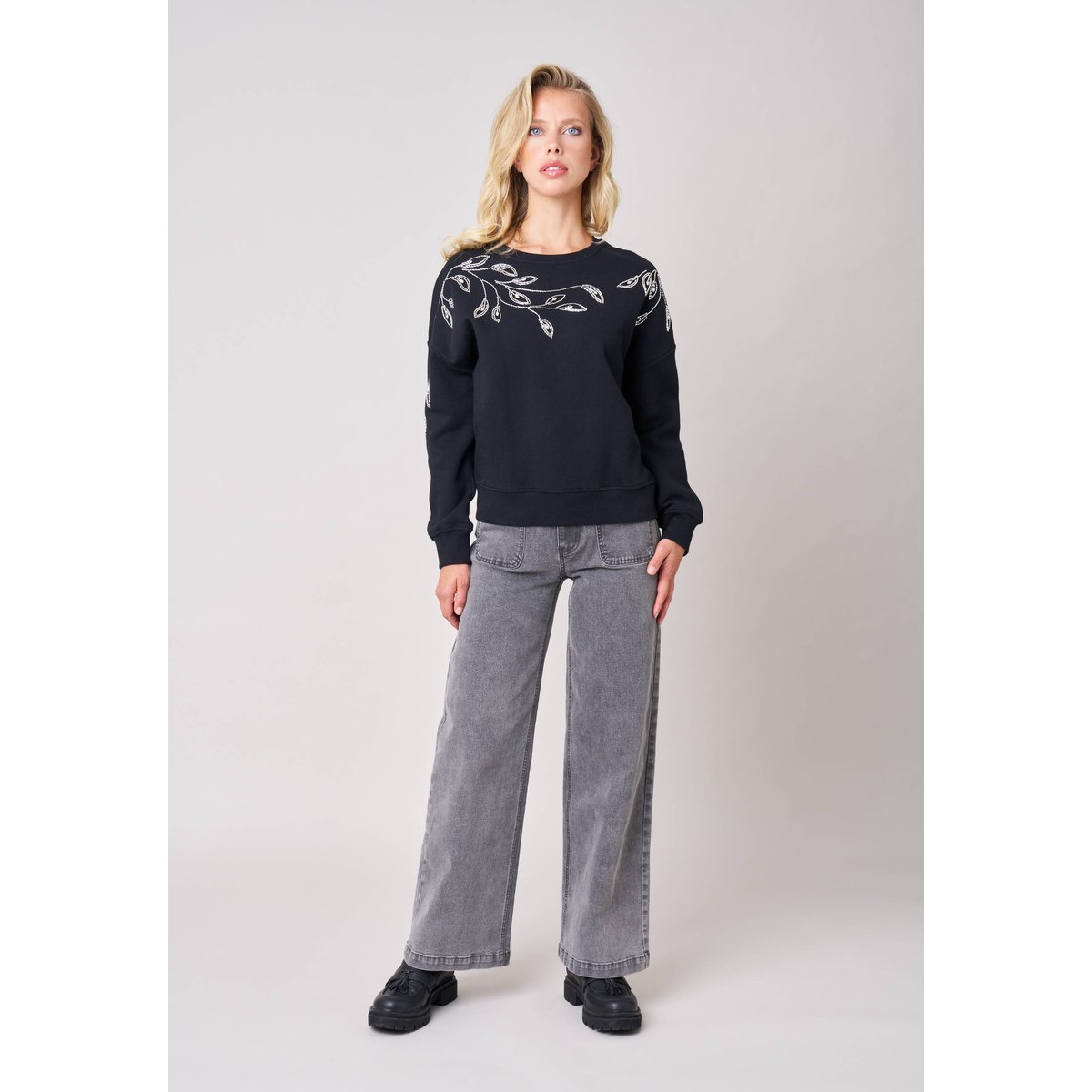 Sweat femme broderie effet feuillage DAMIENA black, DEELUXE