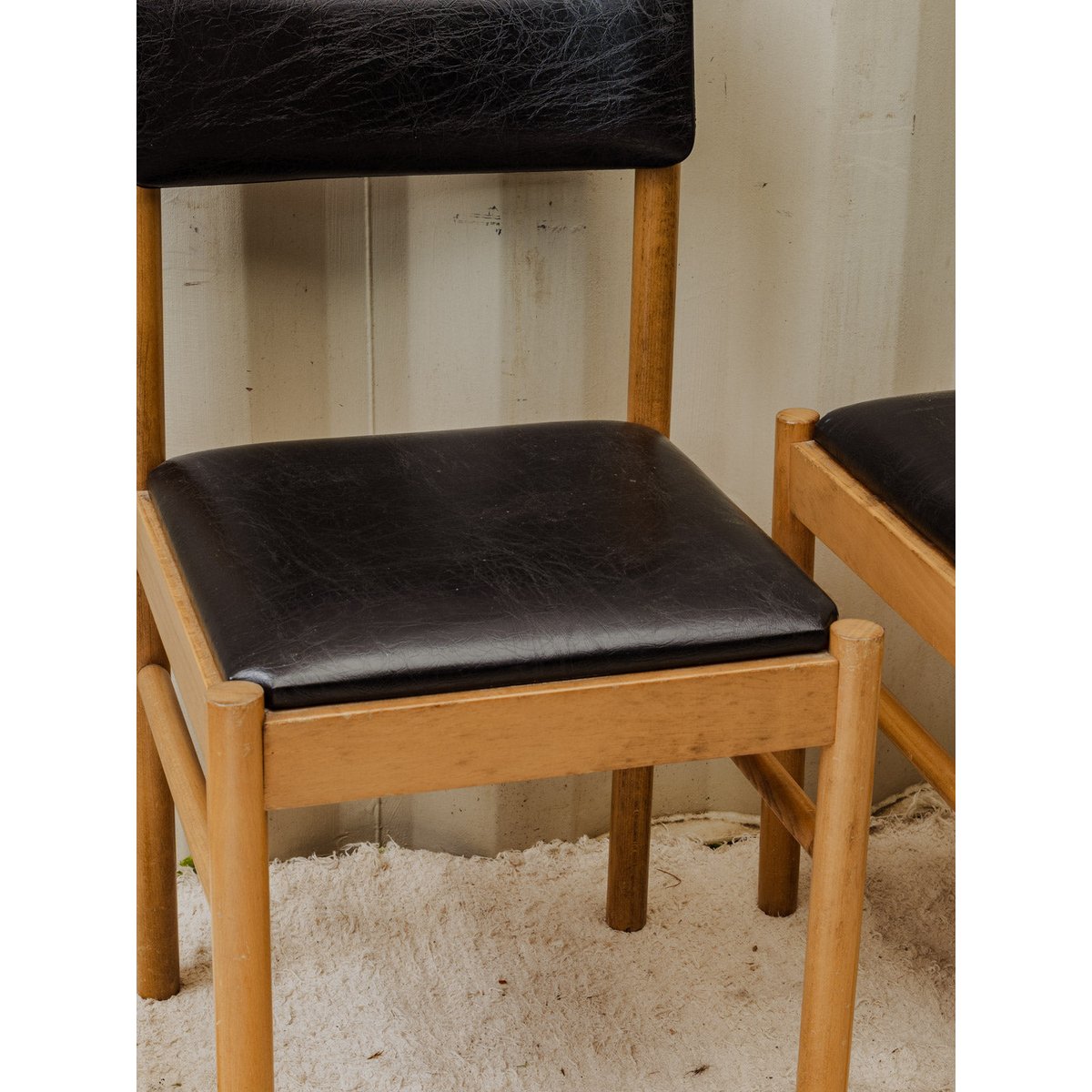 Paire de chaises Baumann en bois et cuir Alma N°1547 - Bon état bois clair, DEBONGOUT