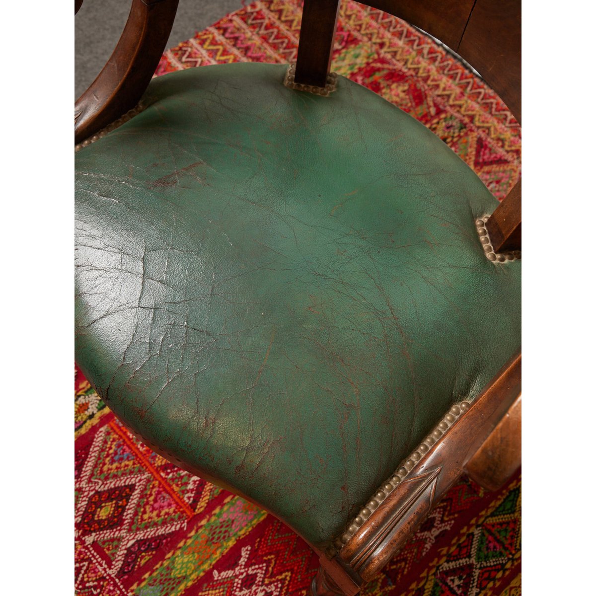 Fauteuil de bureau en cuir craquelé Ernest N°1078 - Bon état bois foncé, DEBONGOUT