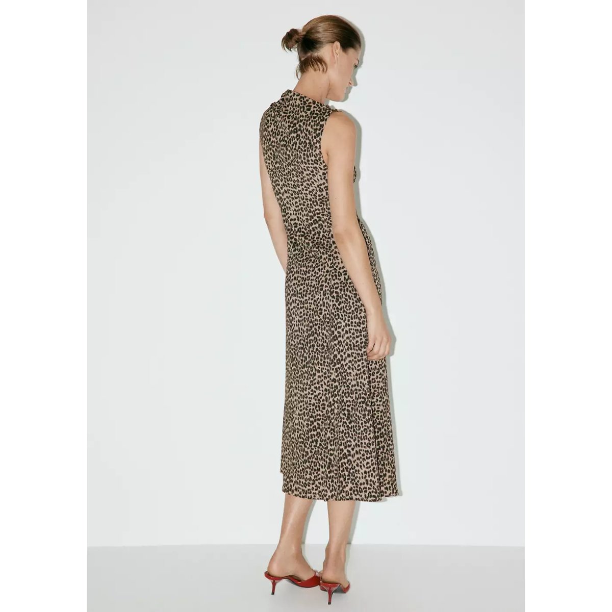 Robe texturée avec détail froncé marron, MANGO