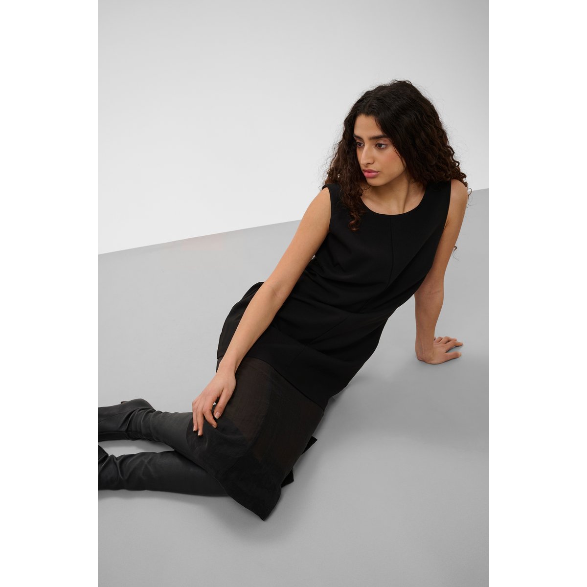 Robe noir, SOAKED IN LUXURY
