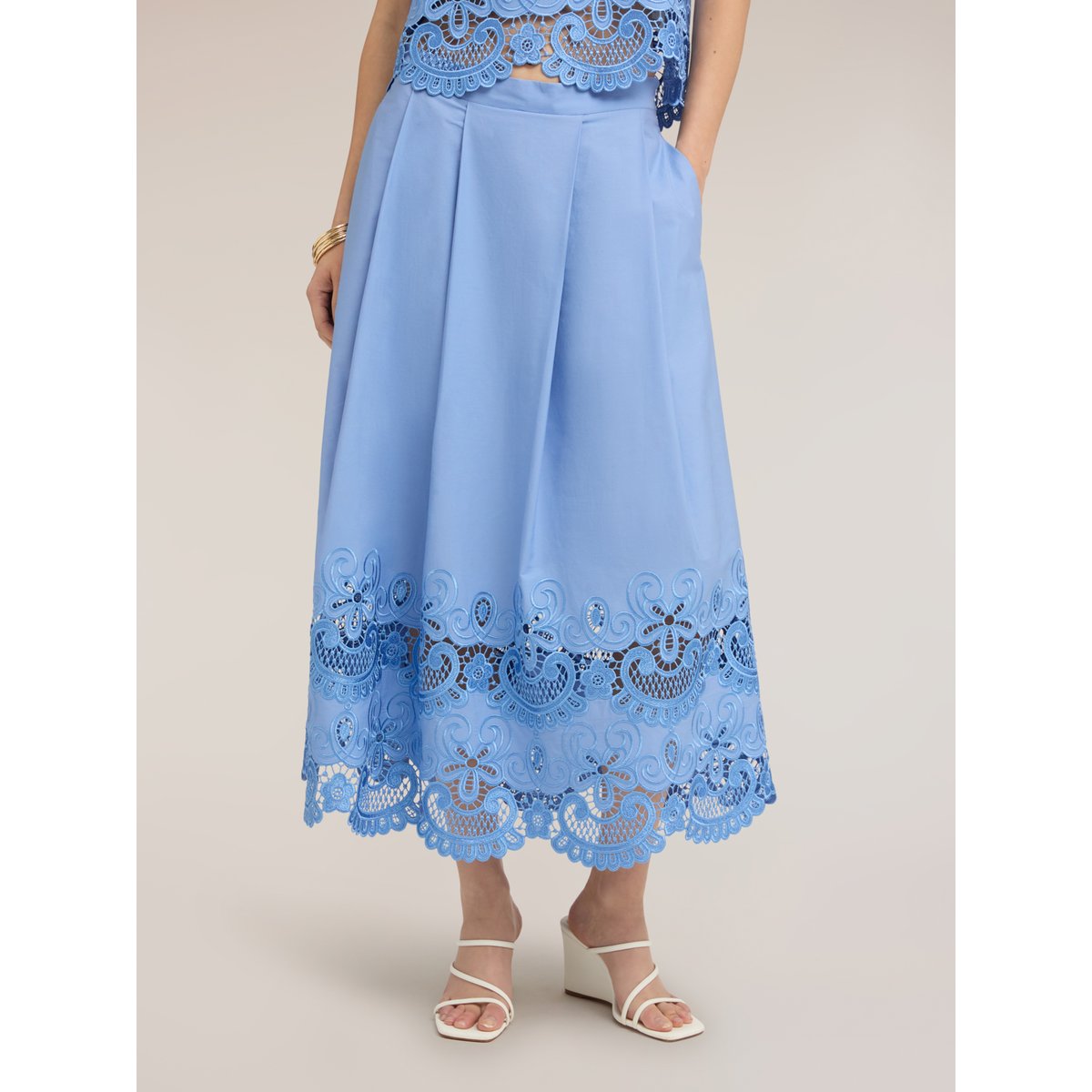 Jupe plissée avec broderie anglaise light - blue, MOTIVI