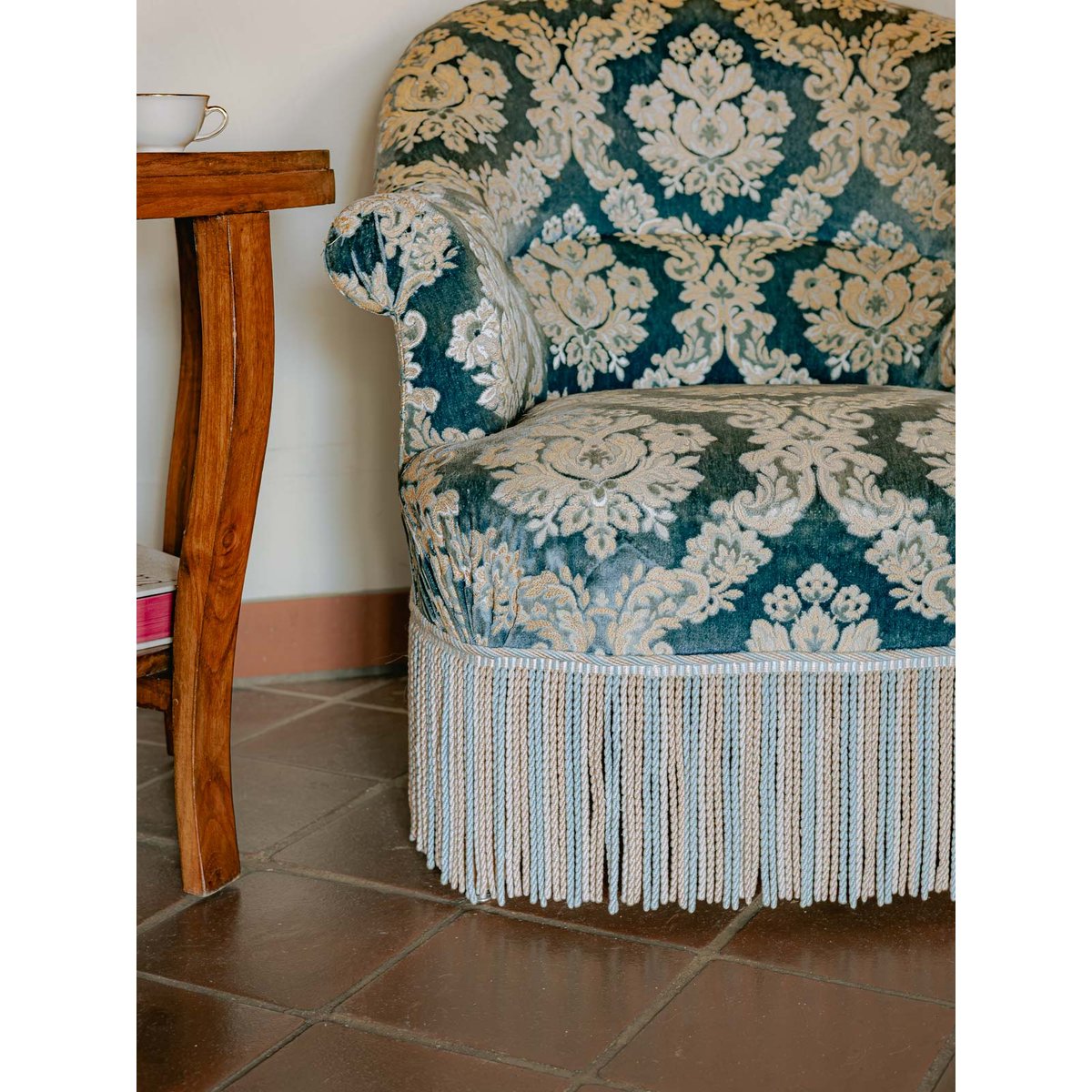 Fauteuil crapaud tapissé bleu à motifs et franges Ernest N°1095 - Bon état bleu, DEBONGOUT