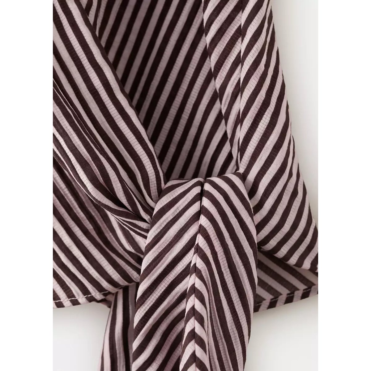 Blouse croisée à rayures et nœud grenat, MANGO