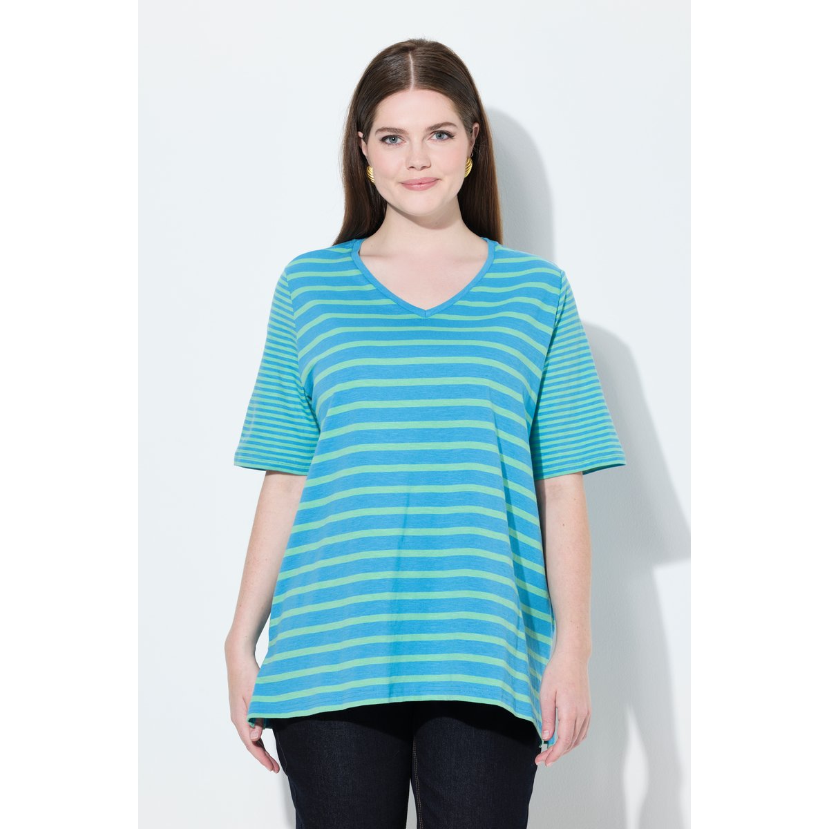 T-shirt à col en V. Coupe évasée vert printanier, ULLA POPKEN