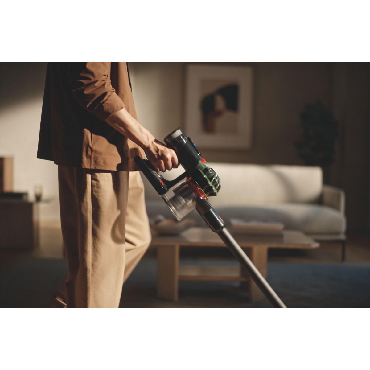 Aspirateur balai V8 Cyclone + kit de nettoyage pour meubl couleur unique, DYSON