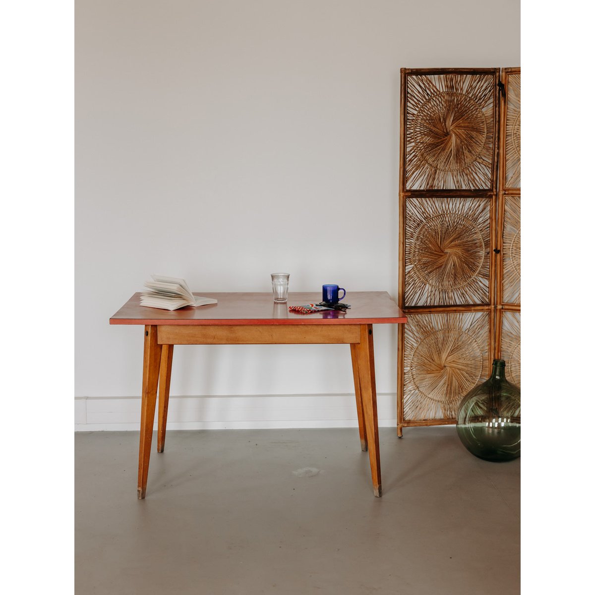 Table à manger au plateau en formica rouge Karla N°1281 - Bon état bois clair, DEBONGOUT