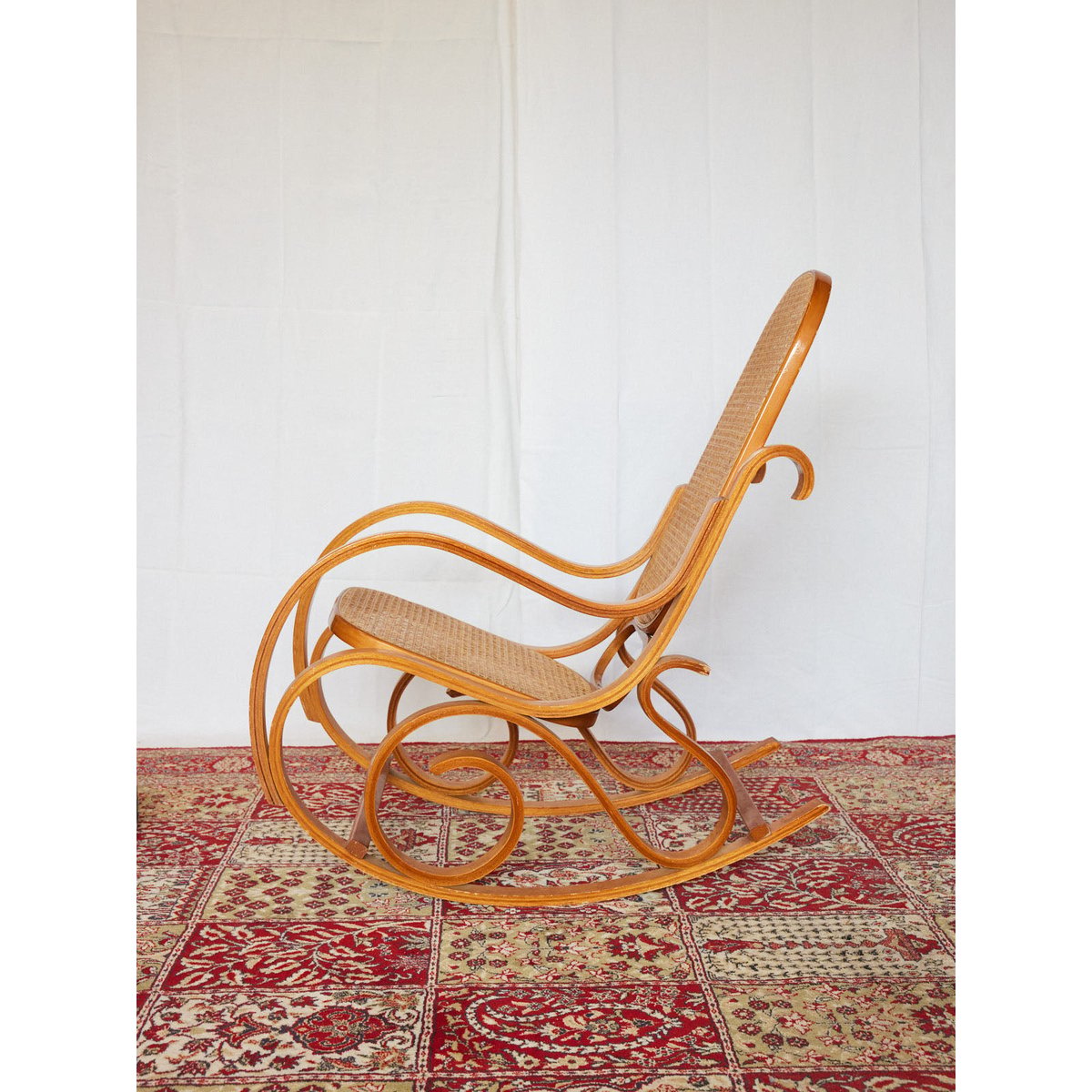 Rocking-chair cannage Alibert N°91 - Bon état bois clair, DEBONGOUT
