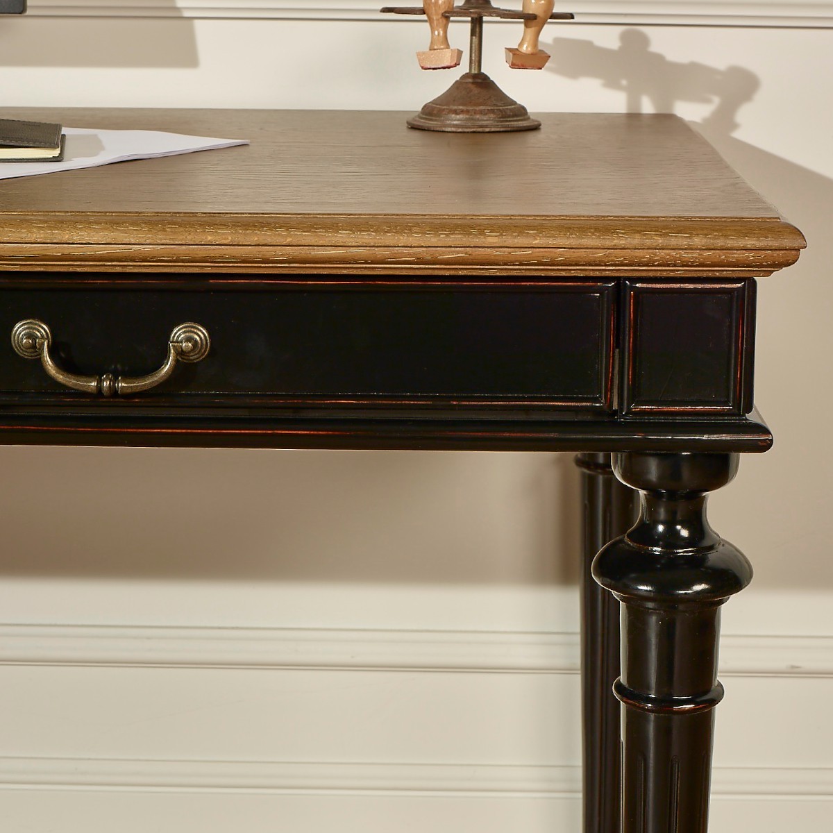 Bureau noir style shabby chic, plateau en chêne, 2 tiroirs YVAN noir, ROBIN DES BOIS