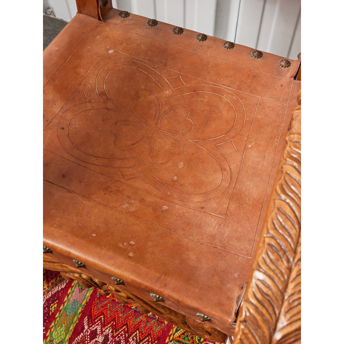 Fauteuil médiéval en cuir Ernest N°803 - Bon état bois clair, DEBONGOUT