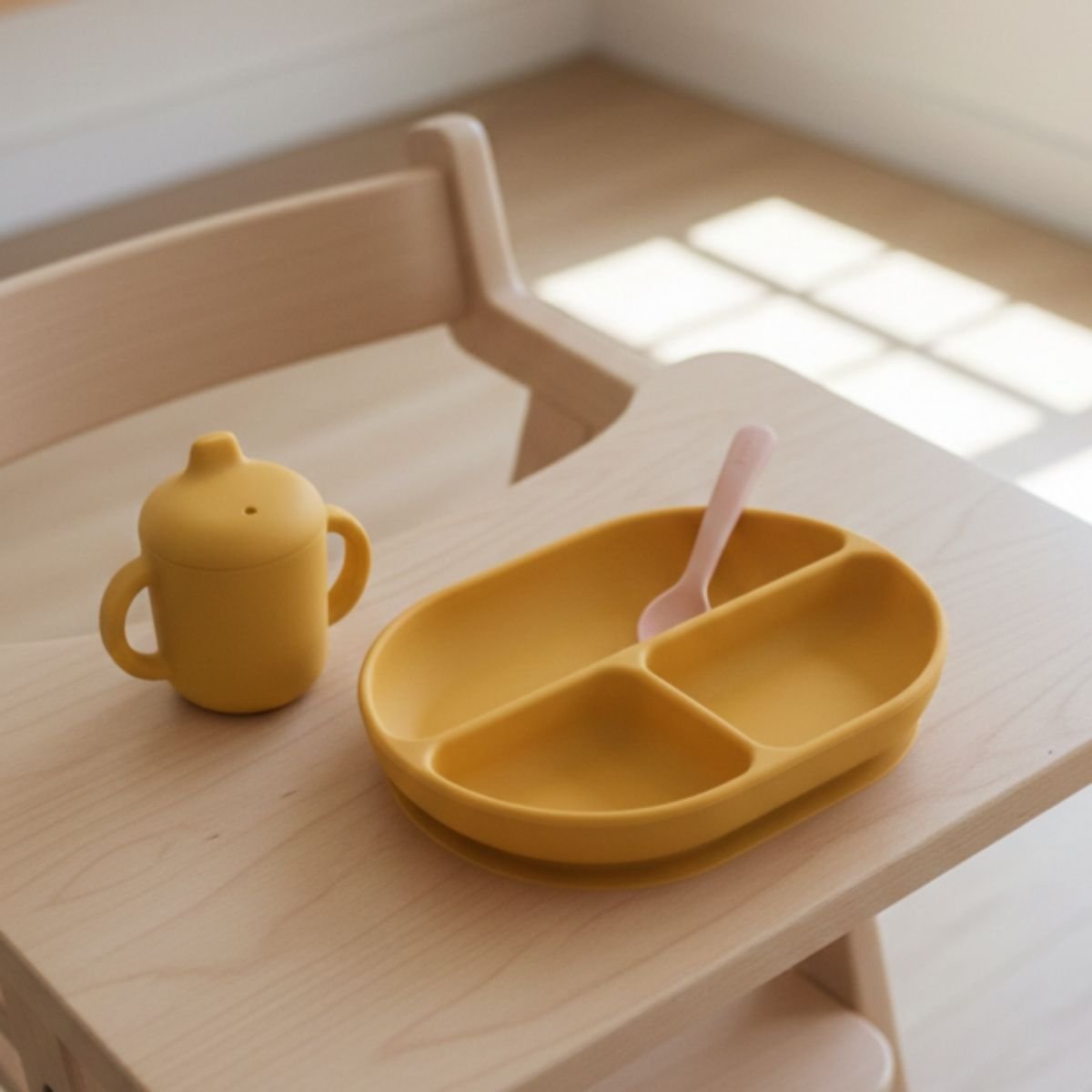 Assiette compartimentée à ventouse en silicone BAMBINO jaune mimosa, EKOBO