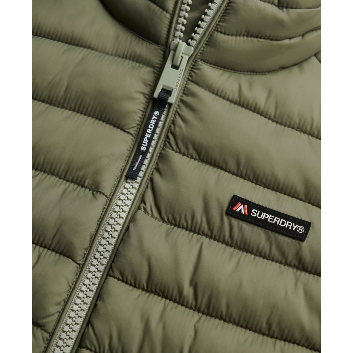 Gilet Matelassé Fuji Lite Coupe Ajustée vert olive poudré, SUPERDRY