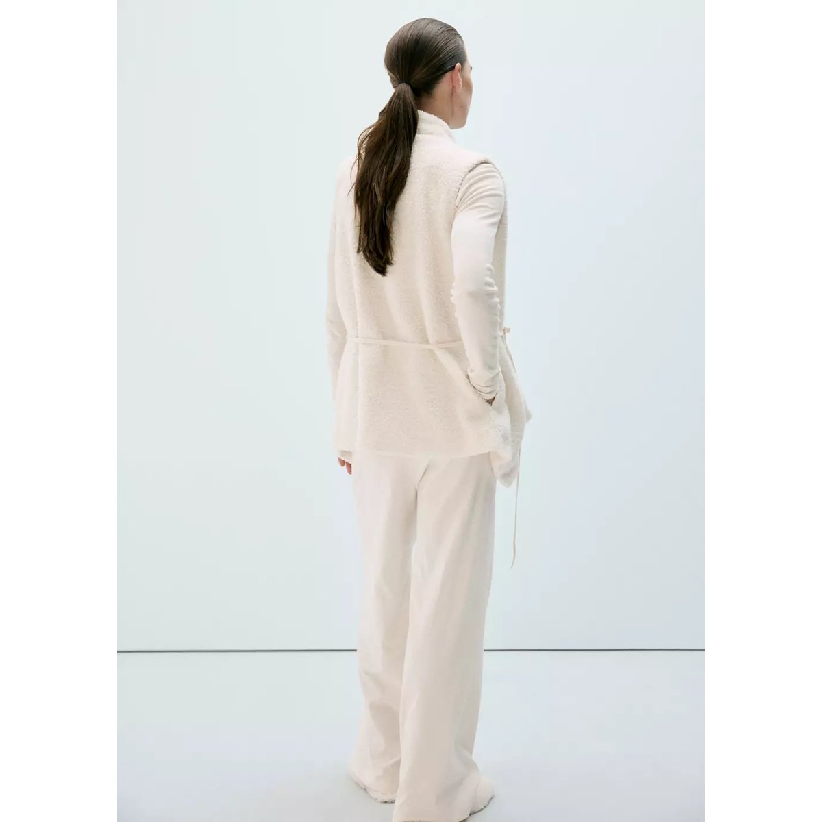 Gilet imitation mouton retourné croisé ivoire, MANGO