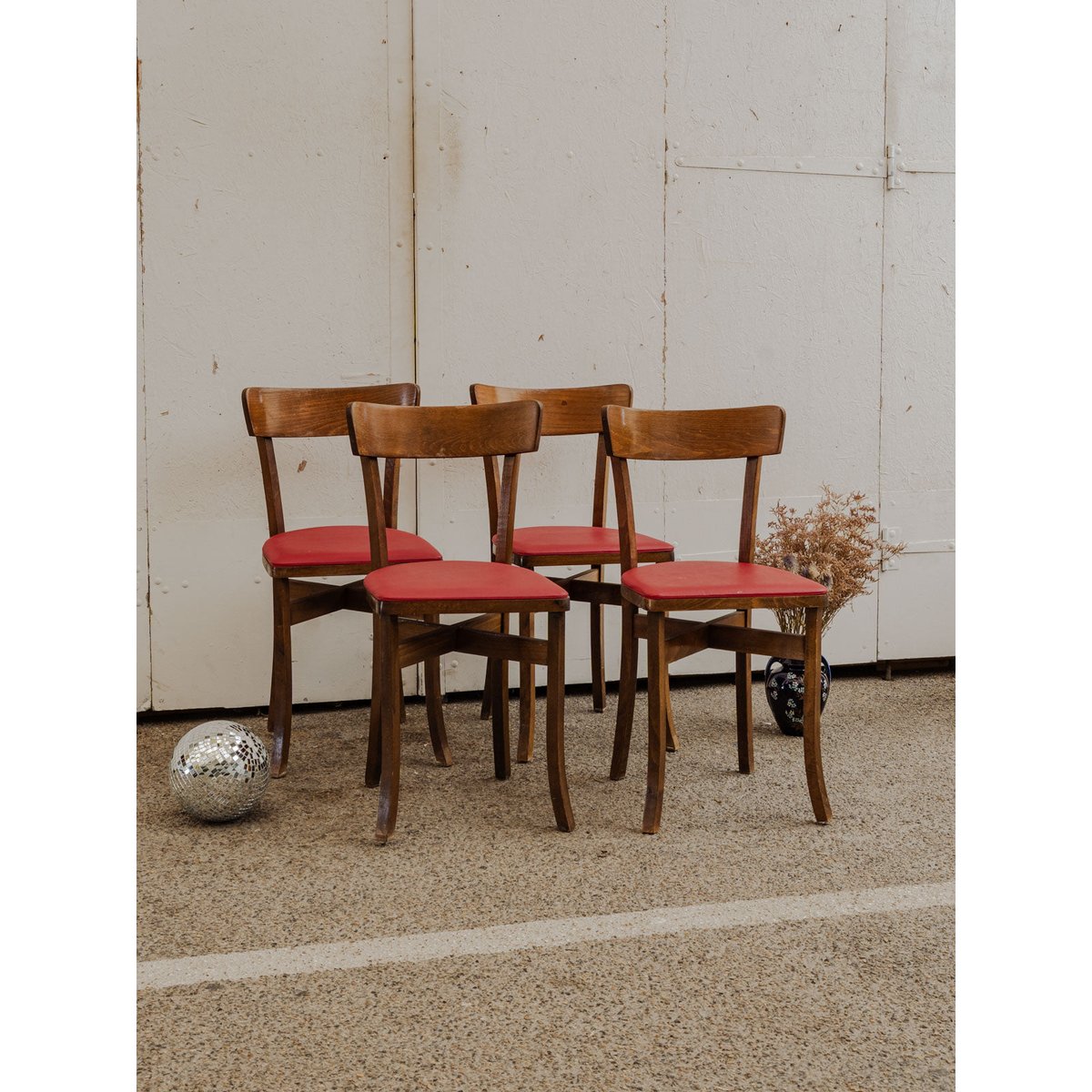 Lot de 4 chaises en simili cuir rouge Alma N°1605 - Bon état bois foncé, DEBONGOUT