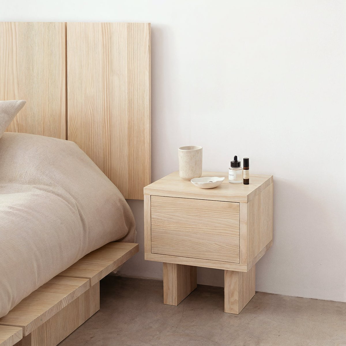 Table de chevet 45 x 50 cm verni BESALÚ bois clair, NAAN FURNITURE