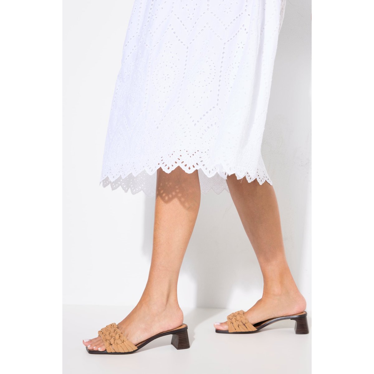 Robe midi en dentelle ajourée. Col tunisien blanc neige, ULLA POPKEN