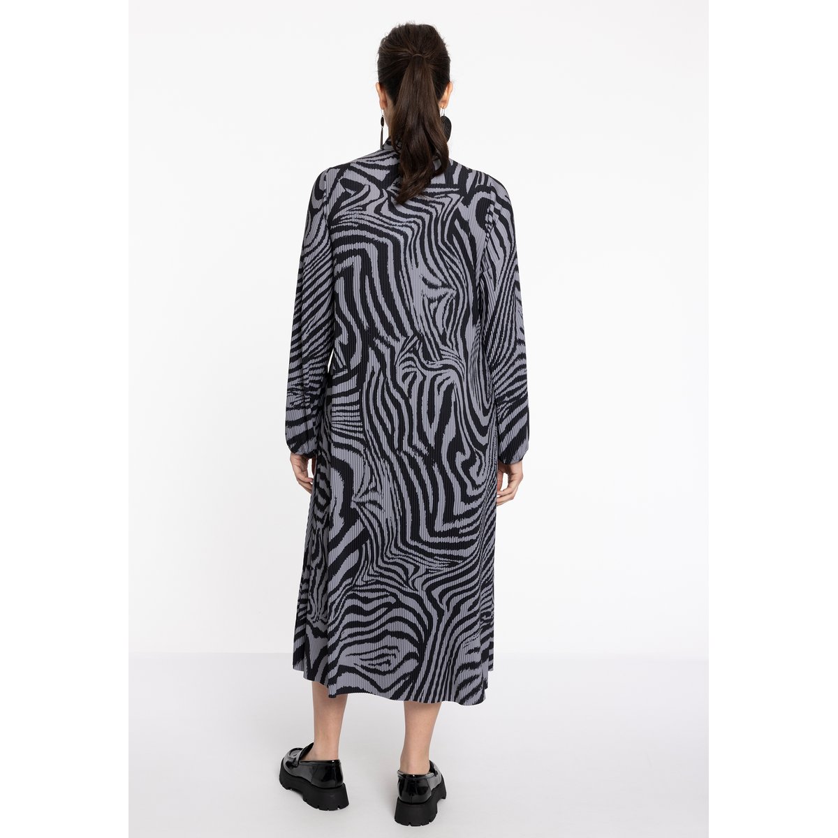 Robe avec nœud noir, YOEK