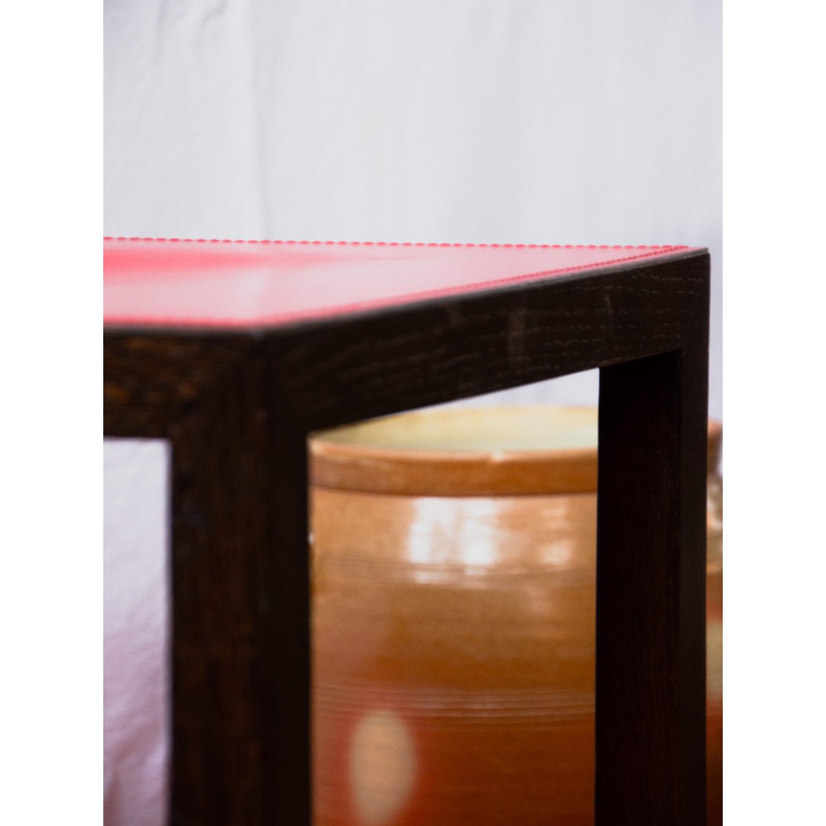 Chaise en bois et cuir rouge Alma N°2130 - Bon état noir, DEBONGOUT