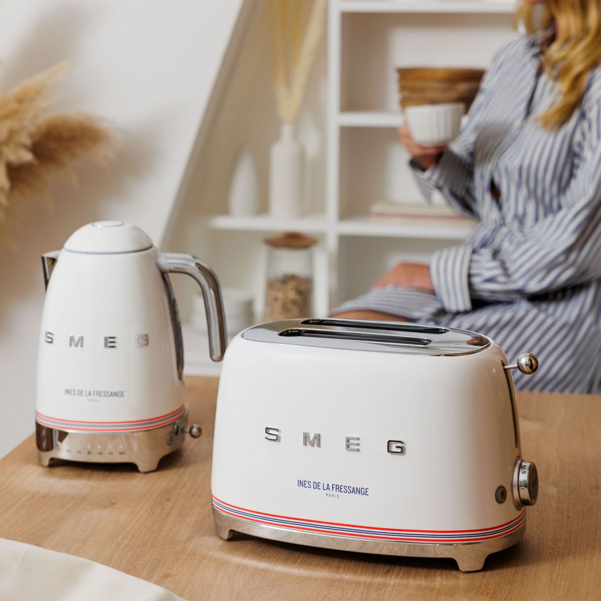 Bouilloire à température réglable 1,7 litre KLF04 blanc inès de la fressange brillant, SMEG