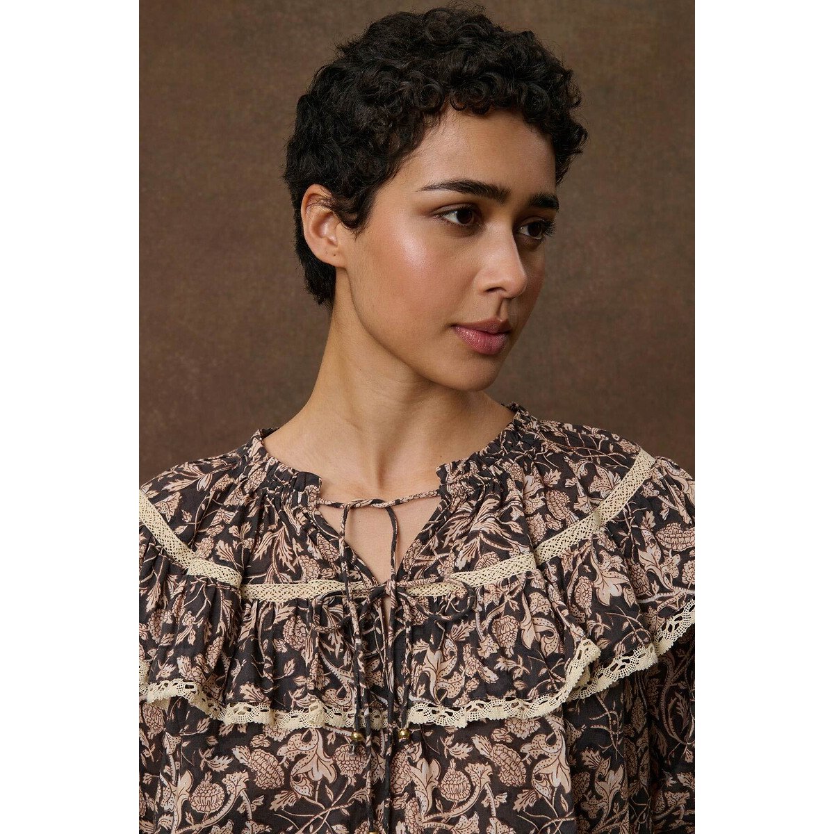 Blouse imprimé floral à volants, NICOLE imprimé beige/noir, LOUISE MISHA