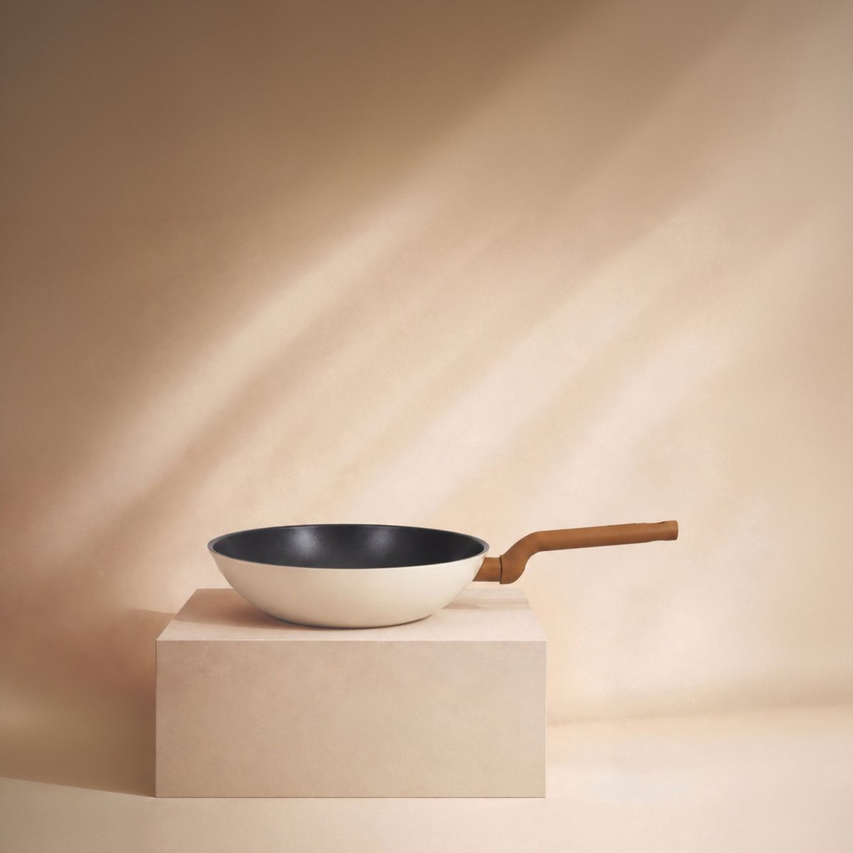 Wok 28cm en acier carbone, PRATICOOK beige, MENASTYL