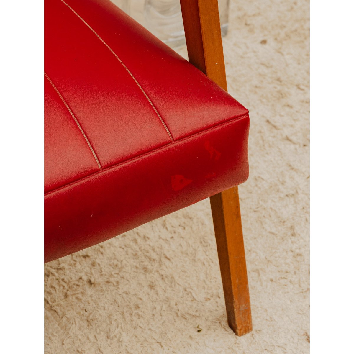 Fauteuil en bois et cuir rouge Jakob N°1443 - Bon état bois foncé, DEBONGOUT