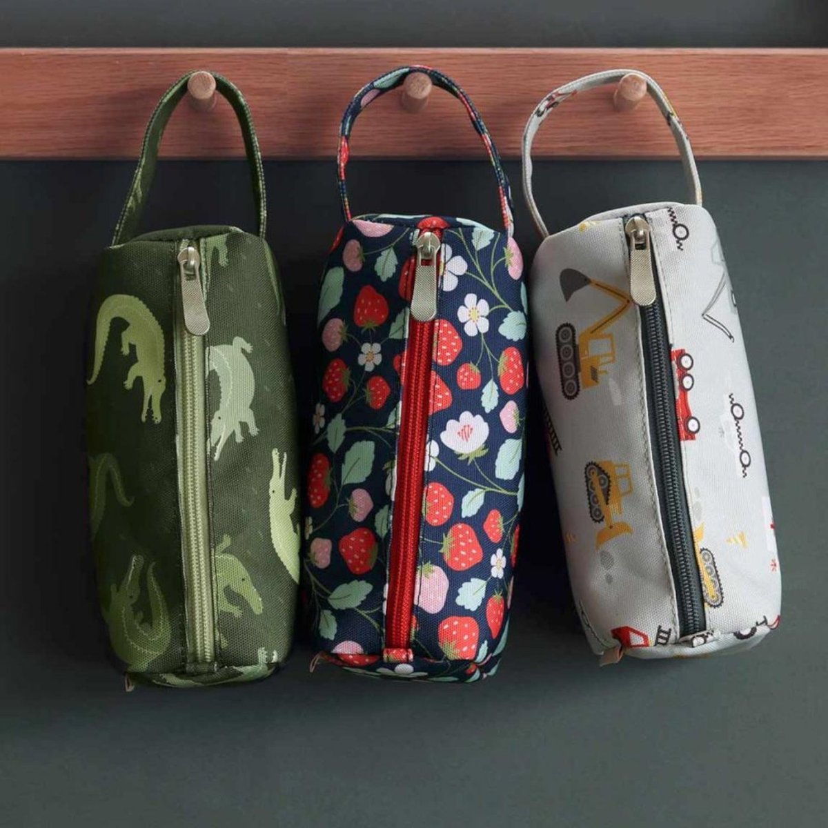 Trousse Fraises noir, rouge, bleu, A LITTLE LOVELY COMPANY
